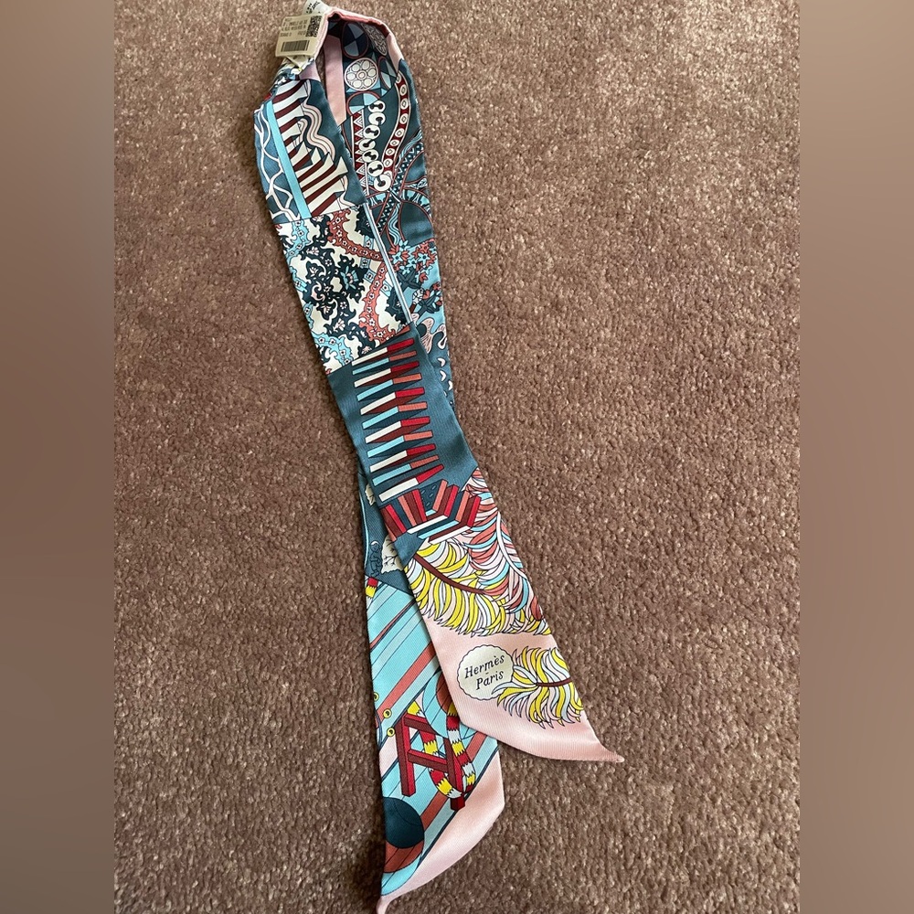 Hermès Silk Twilly authentic / NWT